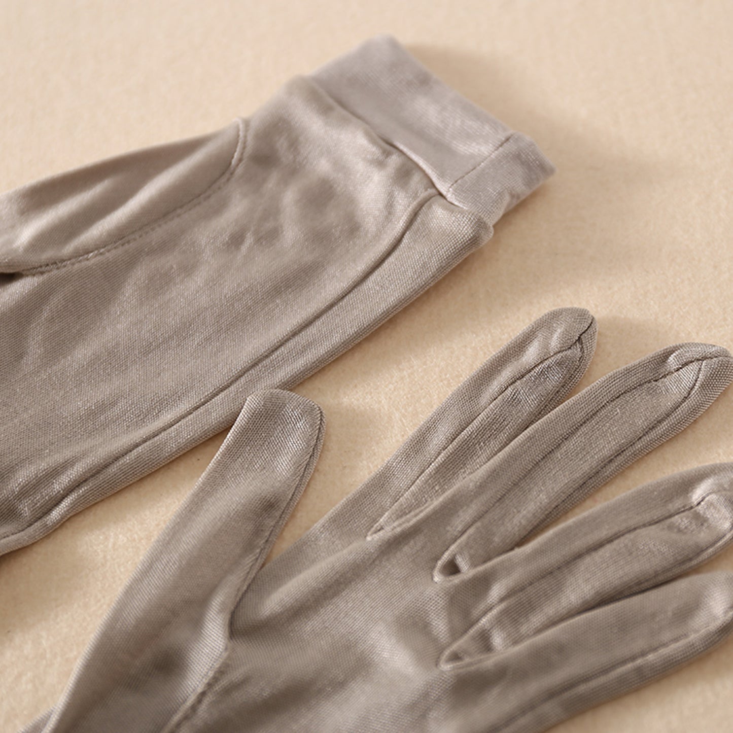 Mulberry Silk Solid Color Wrist Gloves - Quaworth