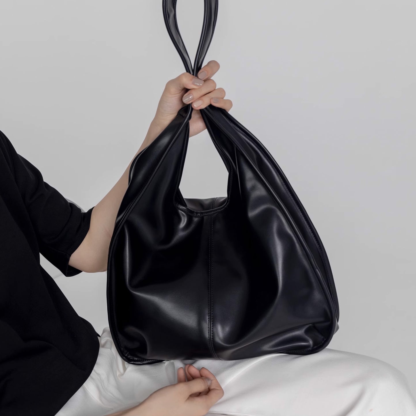 Black Swan Minimalist Wide Shoulder Strap Tote Bag - Quaworth
