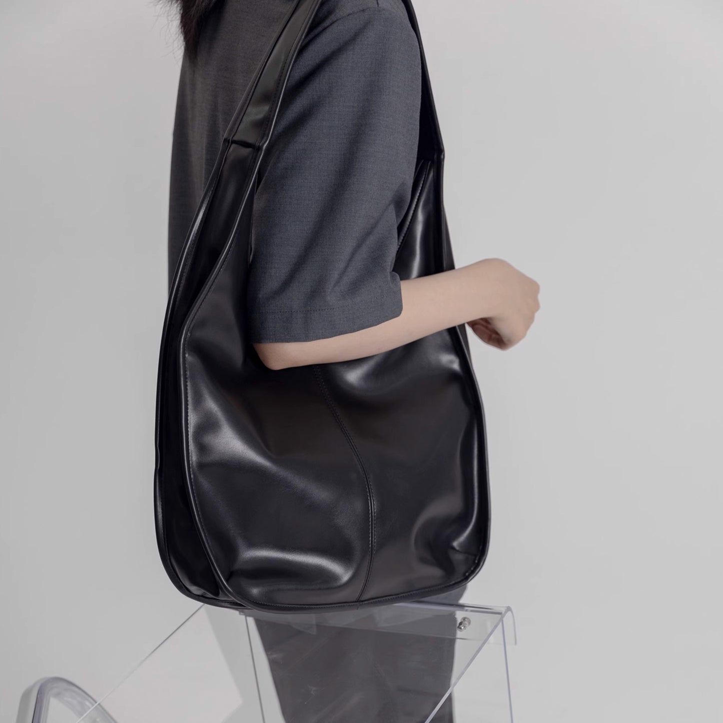 Black Swan Minimalist Wide Shoulder Strap Tote Bag - Quaworth