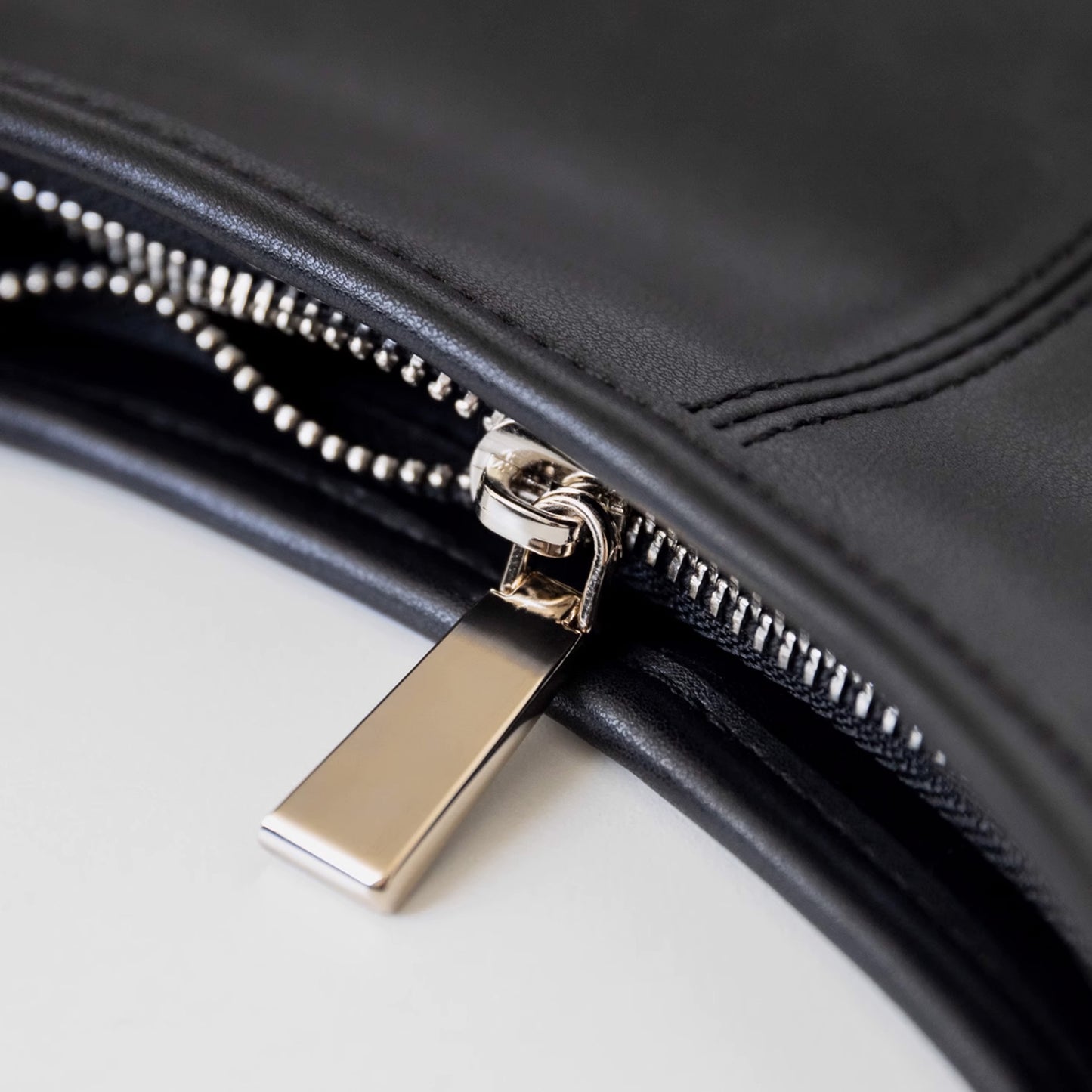 Black Swan Minimalist Wide Shoulder Strap Tote Bag - Quaworth