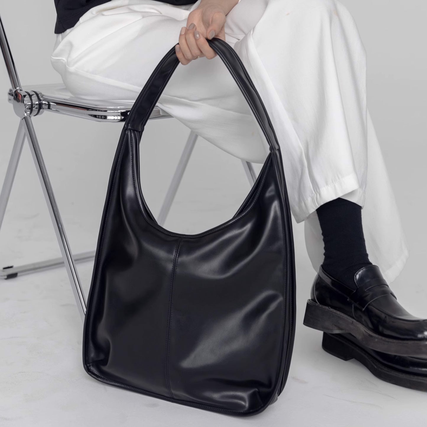 Black Swan Minimalist Wide Shoulder Strap Tote Bag - Quaworth