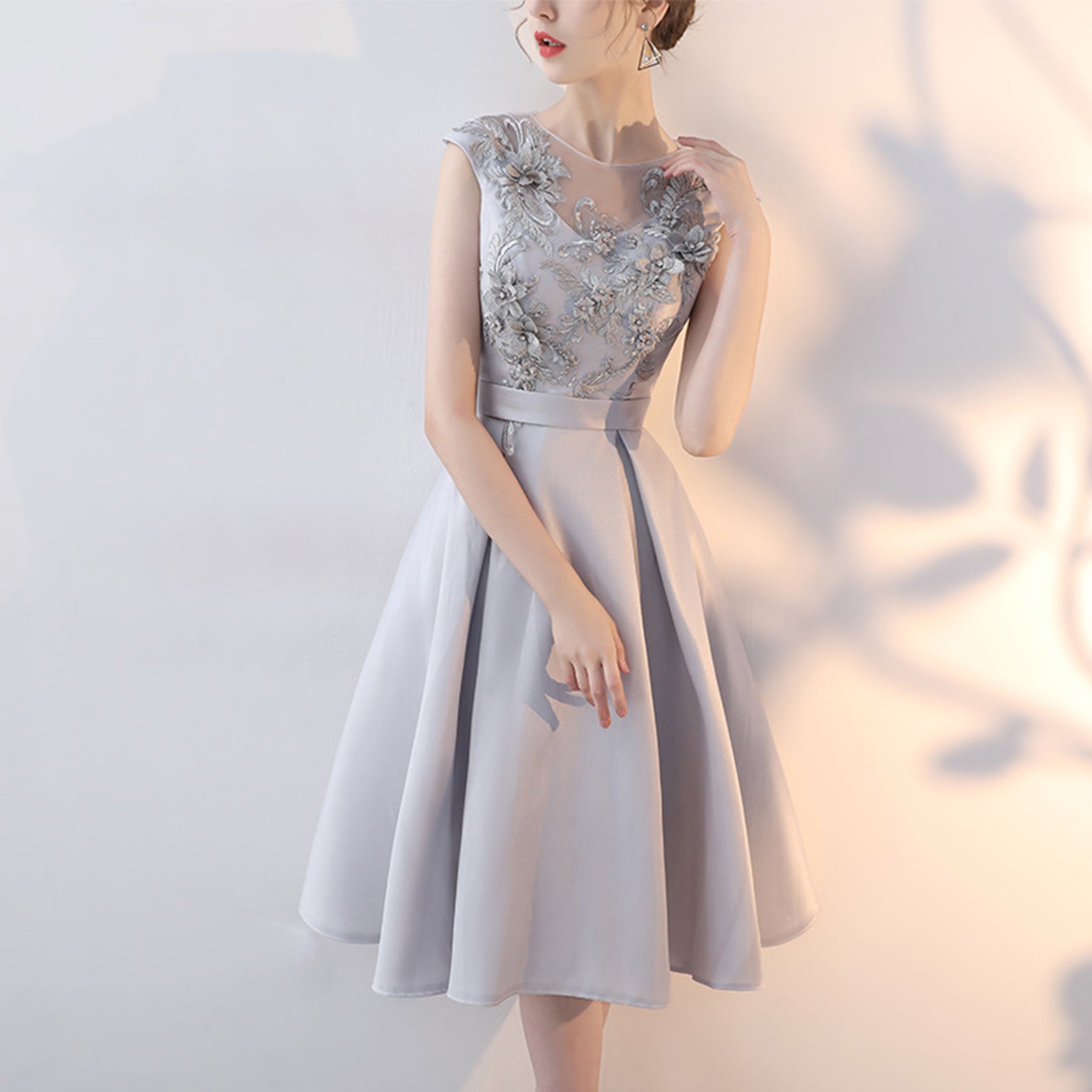 Sleeveless Round Neck Floral Embroidered A-Line Midi Dress - Quaworth
